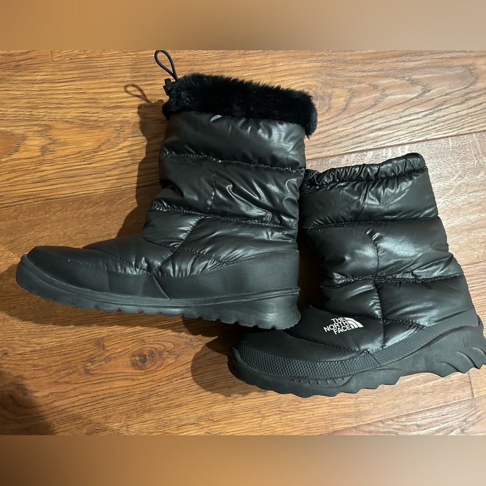 The North Face Womens Bootie Nuptse Shiny Fur 4 Waterproof Black - Picture 3 of 6